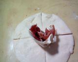 Foto del paso 3 de la receta: Pizza de jamón y queso con forma de rosa