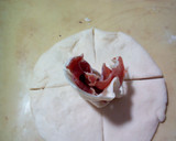 Foto del paso 3 de la receta: Pizza de jamón y queso con forma de rosa