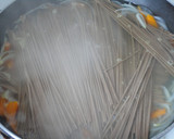 Foto del paso 3 de la receta: Soba noodles con langostinos