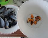 Foto del paso 1 de la receta: Mejillones gallegos rellenos