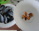 Foto del paso 1 de la receta: Mejillones gallegos rellenos