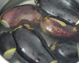 Foto del paso 1 de la receta: Berenjenas rellenas de mejillones en salsa de cúrcuma