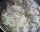 Foto del paso 1 de la receta: Longanizas frescas con gravy de cebollas
