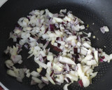 Foto del paso 1 de la receta: Cazuela de nabizas con huevos y txistorra