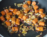 Foto del paso 2 de la receta: Cazuela de nabizas con huevos y txistorra