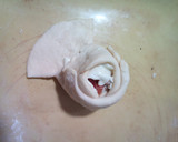 Foto del paso 6 de la receta: Pizza de jamón y queso con forma de rosa