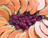 Foto del paso 5 de la receta: Piña y papaya con frambuesas y crema de coco