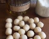 Foto del paso 1 de la receta: Bolitas de chocolate negro y de coco