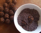 Foto del paso 3 de la receta: Bolitas de chocolate negro y de coco