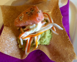 Foto del paso 4 de la receta: Tulipas de guacamole con cangrejo y salmón