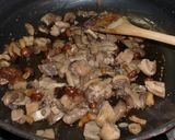 Foto del paso 3 de la receta: Arroz blanco con setas y pasas