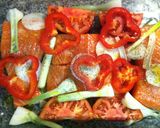 Foto del paso 1 de la receta: Salmón al horno con cebolla y tomate