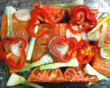 Foto del paso 1 de la receta: Salmón al horno con cebolla y tomate