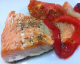 Foto del paso 4 de la receta: Salmón al horno con cebolla y tomate
