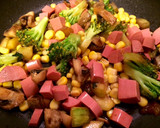 Foto del paso 3 de la receta: Arroz integral con verduras y salchicha