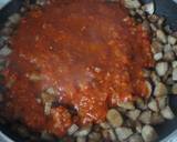 Foto del paso 2 de la receta Macarrones con butifarra y salsa de tomate con vermut y chocolate