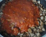 Foto del paso 2 de la receta: Macarrones con butifarra y salsa de tomate con vermut y chocolate