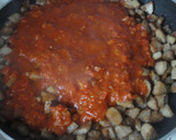 Foto del paso 2 de la receta: Macarrones con butifarra y salsa de tomate con vermut y chocolate