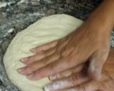 Foto del paso 1 de la receta: Pizza casera de jamón, queso y anchoas
