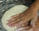 Foto del paso 1 de la receta: Pizza casera de jamón, queso y anchoas