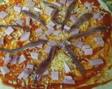 Foto del paso 2 de la receta: Pizza casera de jamón, queso y anchoas