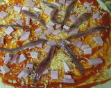 Foto del paso 2 de la receta: Pizza casera de jamón, queso y anchoas