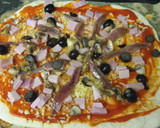Foto del paso 3 de la receta: Pizza casera de jamón, queso y anchoas