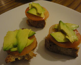 Foto del paso 3 de la receta: Tostas de tomate y mozzarella fresca