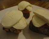 Foto del paso 4 de la receta: Tostas de tomate y mozzarella fresca