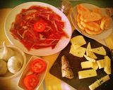 Foto del paso 2 de la receta: Pan con tomate, jamón ibérico y quesos surtidos