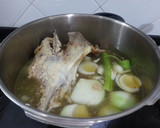 Foto del paso 1 de la receta: Consomé de Navidad con sobras de pavo asado
