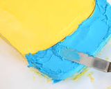 Foto del paso 10 de la receta Tarta de los minions con galletas
