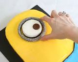 Foto del paso 13 de la receta Tarta de los minions con galletas