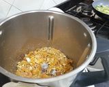 Foto del paso 3 de la receta: Pollo relleno con frutos secos y orejones
