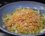 Foto del paso 4 de la receta: Pollo relleno con frutos secos y orejones