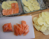 Foto del paso 3 de la receta: Pastel de salmón y patatas al horno