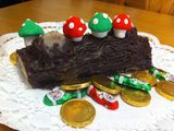 Tronco navideño con mazapán y chocolate relleno de turrón