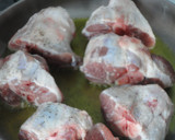 Foto del paso 2 de la receta: Codillos con salsa de Oporto y frutos de Navidad