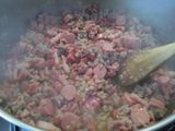 Macarrones con carne picada, salchichas, bacon y chorizo