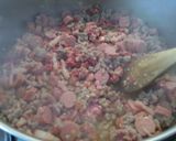 Foto del paso 2 de la receta: Macarrones con carne picada, salchichas, bacon y chorizo