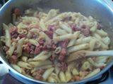 Macarrones con carne picada, salchichas, bacon y chorizo