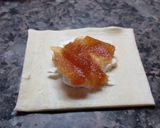 Foto del paso 2 de la receta: Saquitos de hojaldre rellenos de queso, conserva y nueces