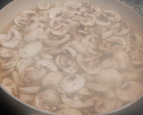 Foto del paso 3 de la receta: Filetes de pavo con champiñones