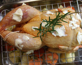 Foto del paso 3 de la receta: Pollo de corral relleno con tubérculos asados
