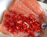 Foto del paso 3 de la receta: Salmón con langostinos y verduras