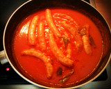 Foto del paso 1 de la receta: Salchichas con tomate y puré de garbanzos