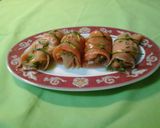 Foto del paso 2 de la receta: Rollitos de salmón con pipirrana 