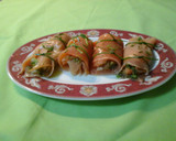 Foto del paso 2 de la receta: Rollitos de salmón con pipirrana 