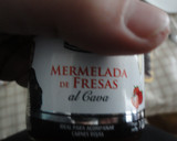 Foto del paso 2 de la receta: Canapés de paté y mermelada de fresas al cava