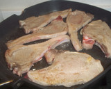 Foto del paso 4 de la receta: Chuletas de cordero sobre manto de judías verdes